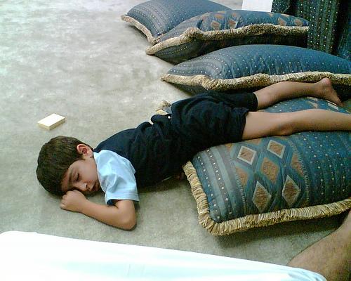 النوم ساس اللوم لو يدري الفتى ما نام